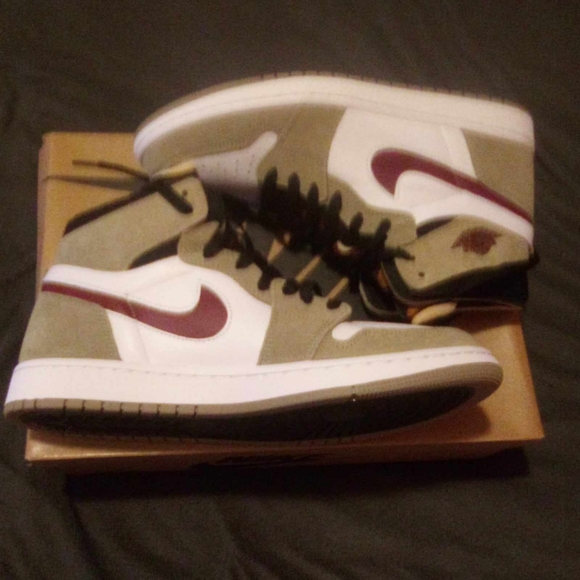 Men's Retro 1 Jordan Tan/White/Burgundy Size 10 - Picture 2 of 11